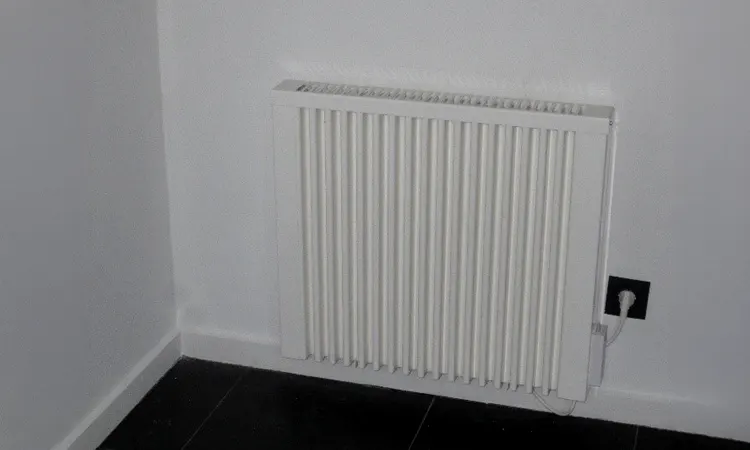 Une femme met ses mains sur un radiateur