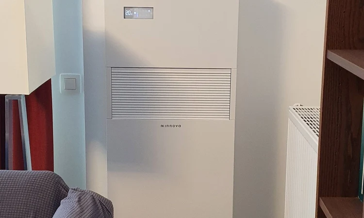 Une femme met ses mains sur un radiateur